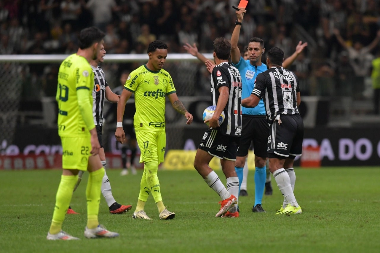 Hulk expulso Hulk foi expulso na 100ª partida com a camisa do Galo em Campeonatos Brasileiros