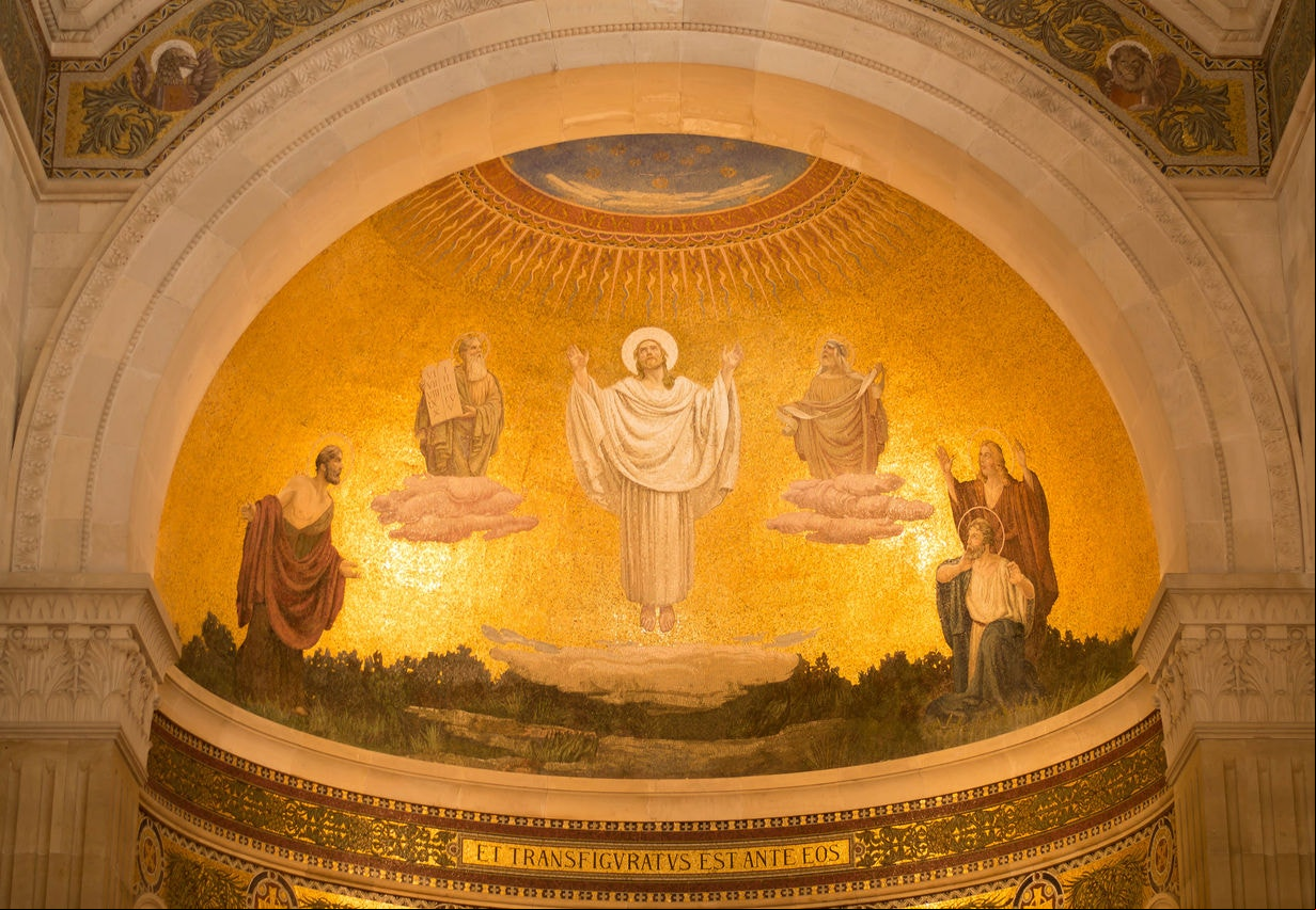 Mosaico sobre transfiguração de Jesus em catedral no monte Tabor, em Israel