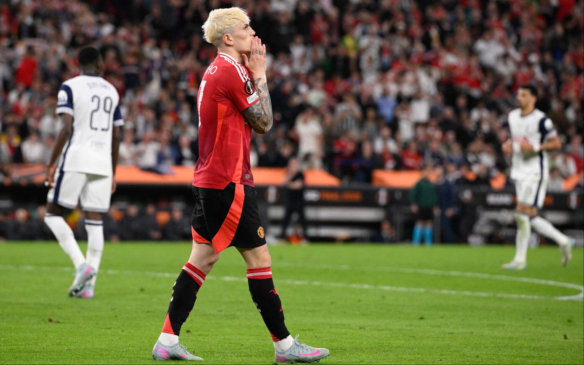Alejandro Garnacho lamenta chance perdida pelo United na final da Europa League (Foto: Josep Lago/AFP)