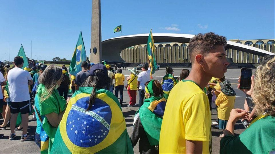 Bolsonaristas fazem manifestação em frente ao QG do Exército, em Brasília