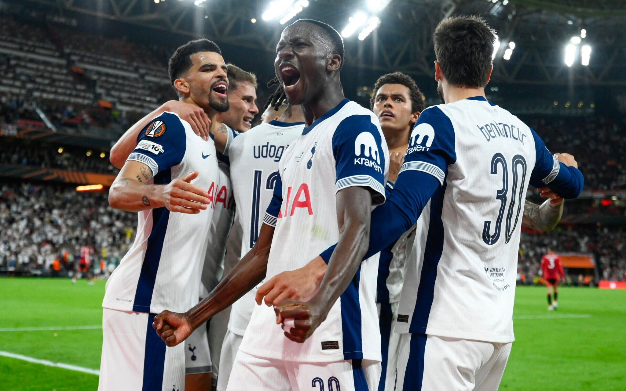 Tottenham comemora gol contra o Manchester United na decisão da Europa League (Foto: Josep LAGO / AFP)