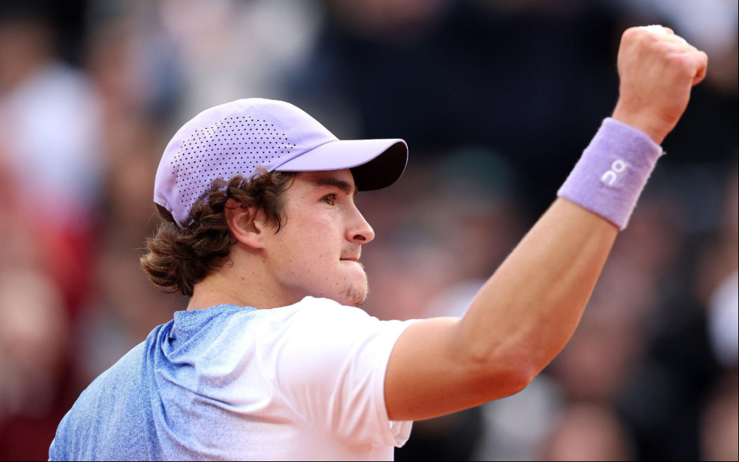 João Fonseca em sua vitória na estreia em Roland Garros (Getty Images) João Fonseca em sua vitória na estreia em Roland Garros (Getty Images)