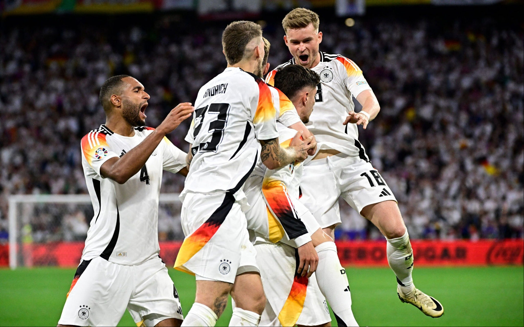 Jogadores da Alemanha comemorando gol (Foto: Tobias SCHWARZ / AFP)