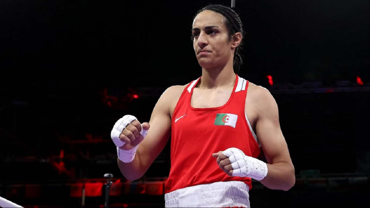 A boxeadora argelina Imane Khelif, de 25 anos, foi alvo de transfobia por ter sido reprovada em um teste de gênero em 2023. No entanto, o Comitê Olímpico da Argélia condenou ataques "infundados" à pugilista que é cisgênero, pessoa que se identifica com o gênero que nasceu.