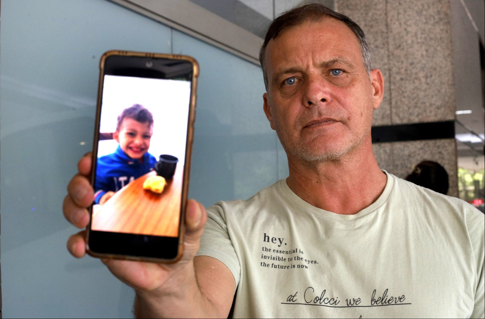 Marcelo Veiga exibe foto do filho antes dos primeiros sintomas da doença raríssima 