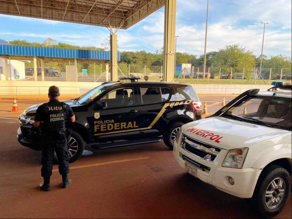 Policial federal em fronteira do Brasil
