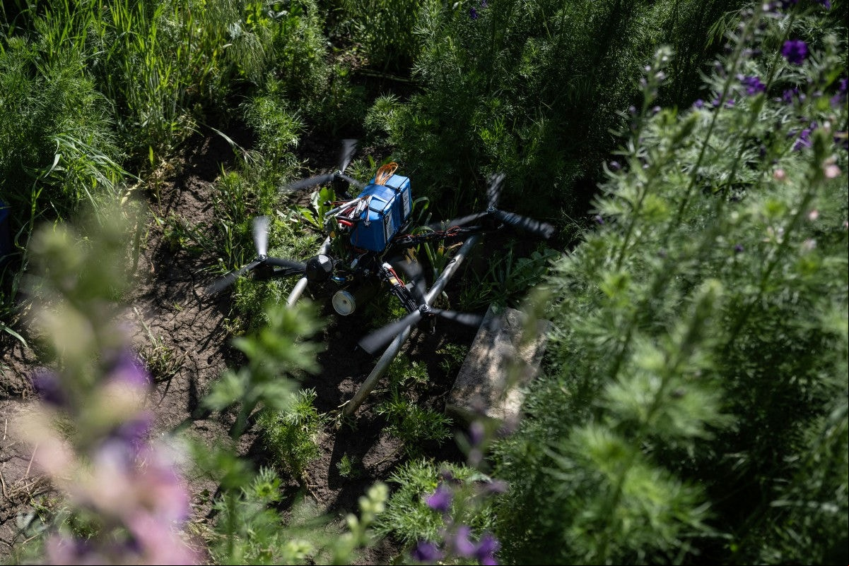 Drone FPV com um dispositivo explosivo decolando em um local não revelado perto de Kostyantynivka, região de Donetsk, em meio à invasão russa da Ucrânia