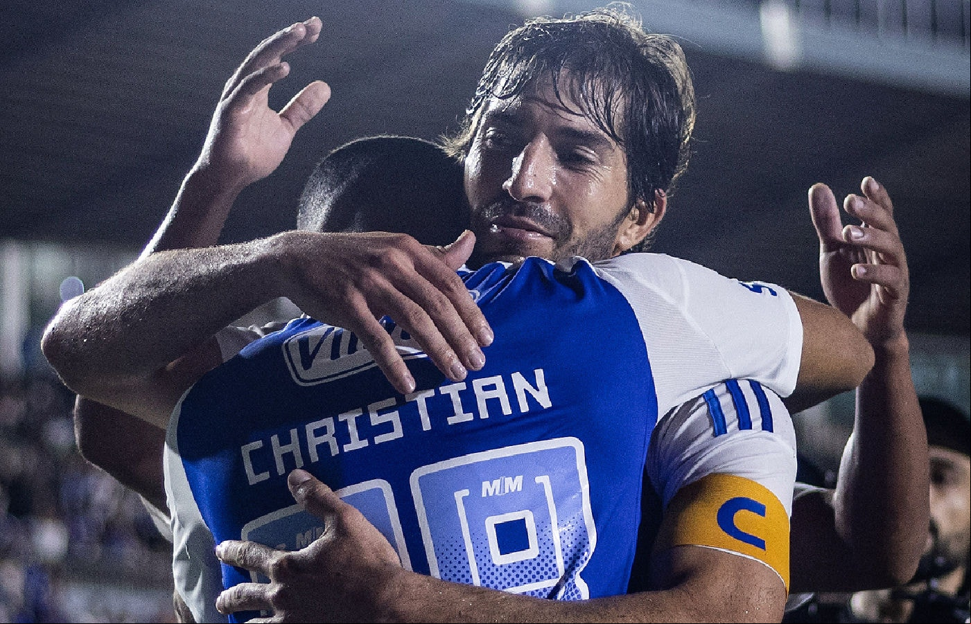 Lucas Silva abraça Christian após gol marcado sobre o Vasco