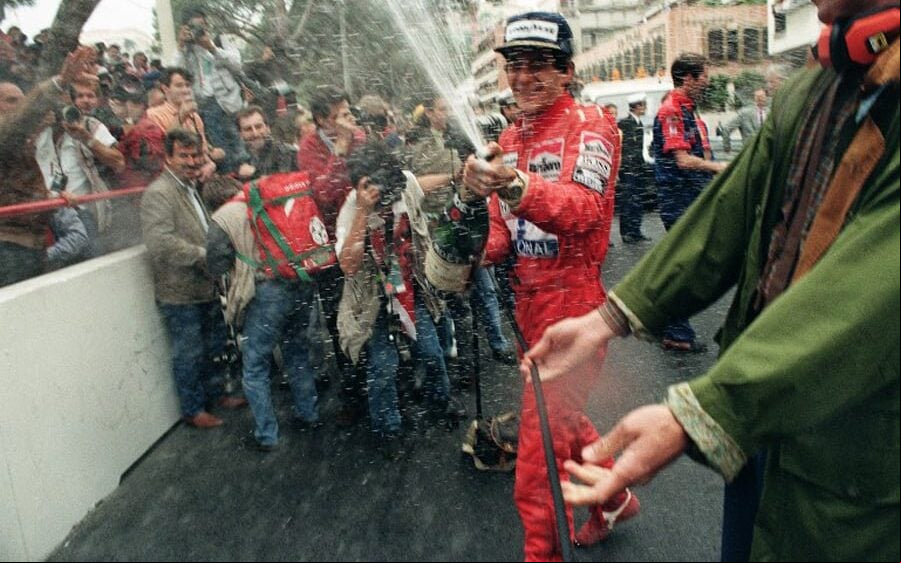 Ayrton Senna comemora após vencer o GP de Mõnaco de 1991 (Foto: AFP)