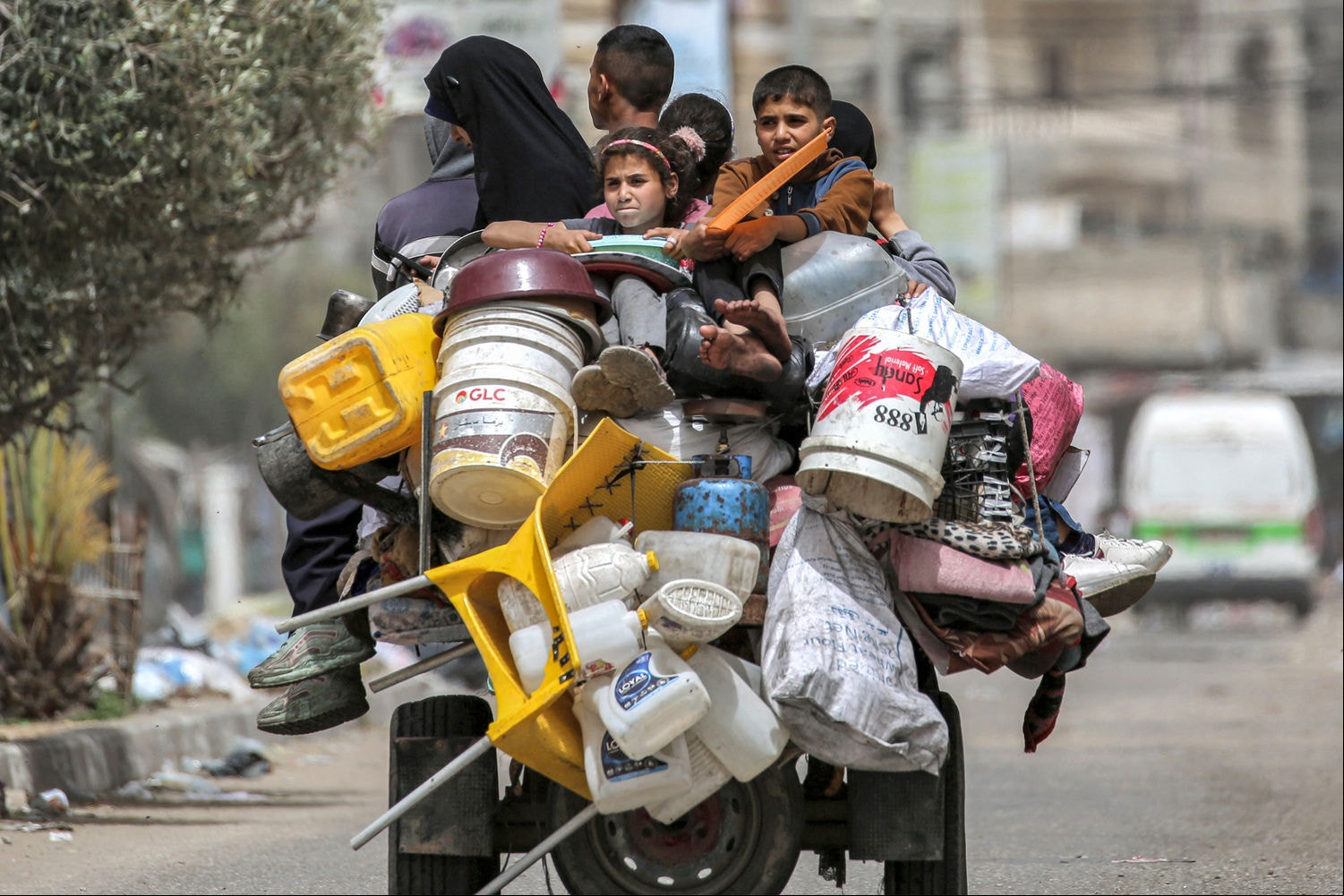 PALESTINIAN-ISRAEL-CONFLICT Civis palestinos tentam fugir de áreas de conflito em Gaza (Photo by AFP)