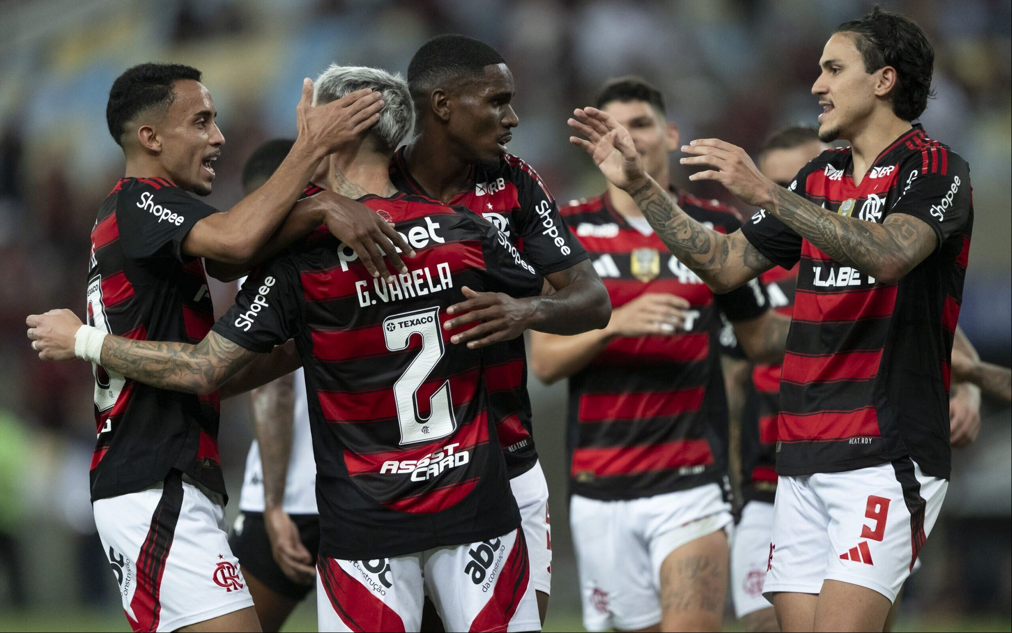 Jogadores do Flamengo comemoram gol em vitória sobre o Botafogo-PB, pela Copa do Brasil (Foto: Jorge Rodrigues/AGIF)