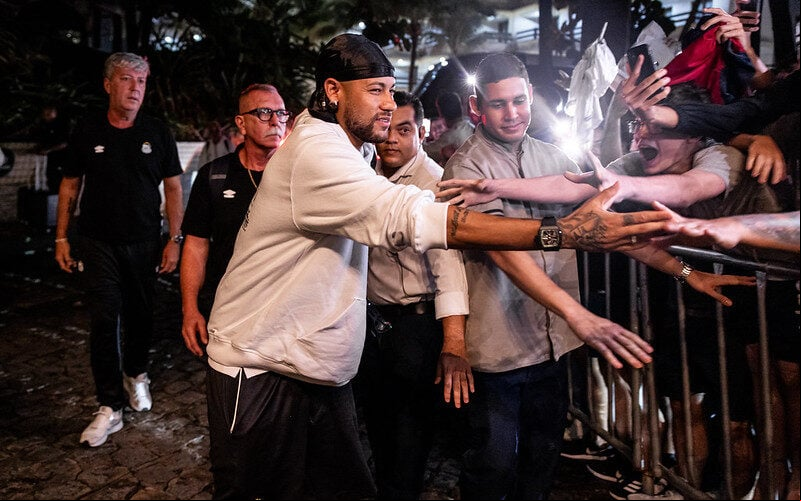 Neymar é recebido com festa na concentração do Santos em Alagoas. O Peixe encara o CRB pela Copa do Brasil. (Foto: Raul Baretta/ Santos FC)