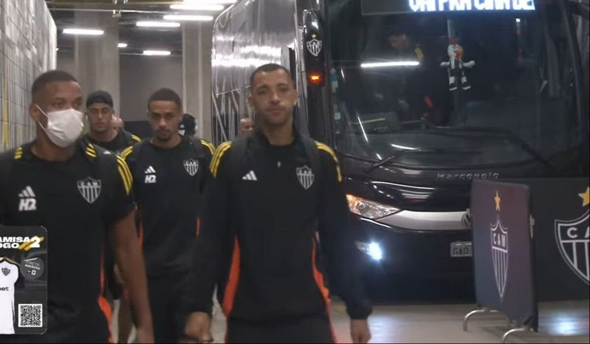 Devido a casos de virose, alguns jogadores do Atlético e membros da comissão técnica desceram do ônibus usando máscaras