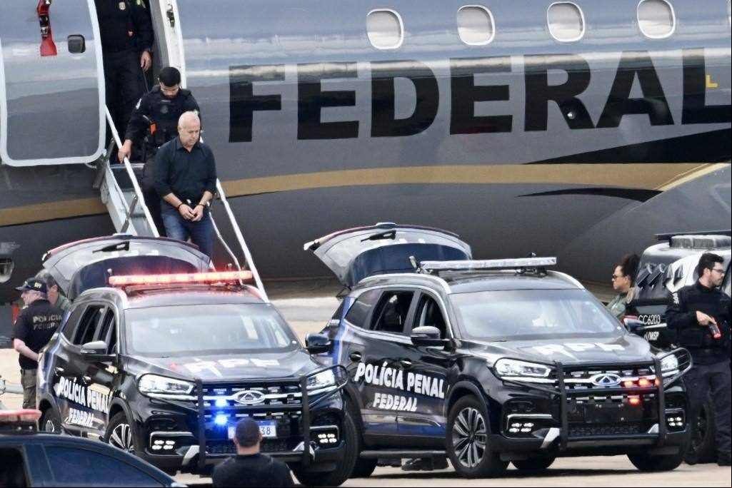 Domingos Brazão, conselheiro do Tribunal de Contas do Estado do RJ, desembarca de avião da PF em Brasília, onde está preso
