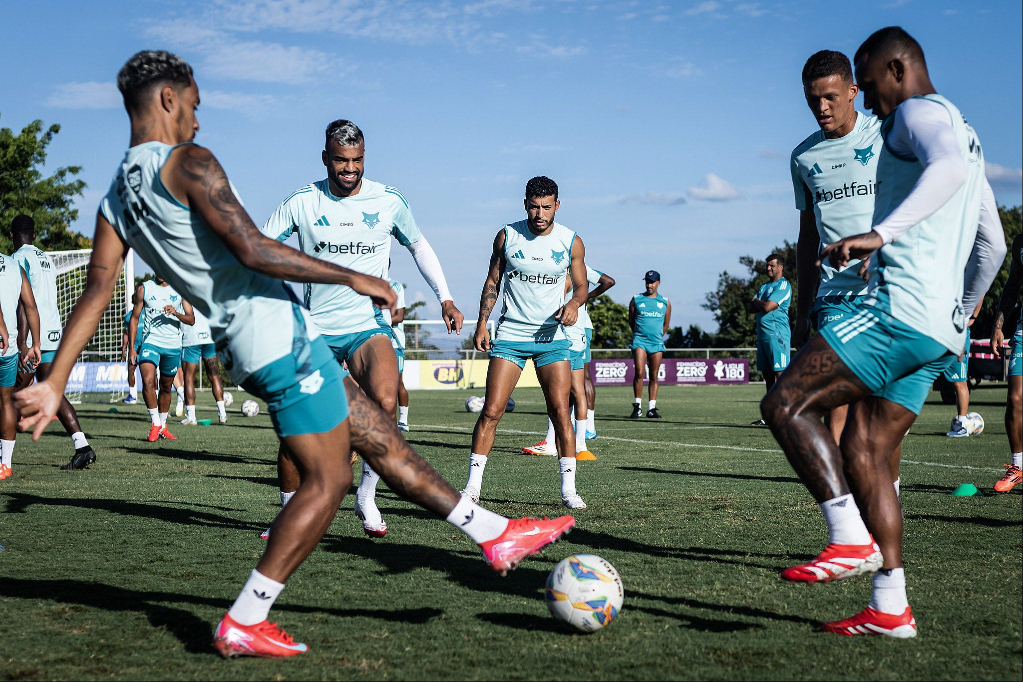Jogadores do Cruzeiro durante treinamento na Toca da Raposa
