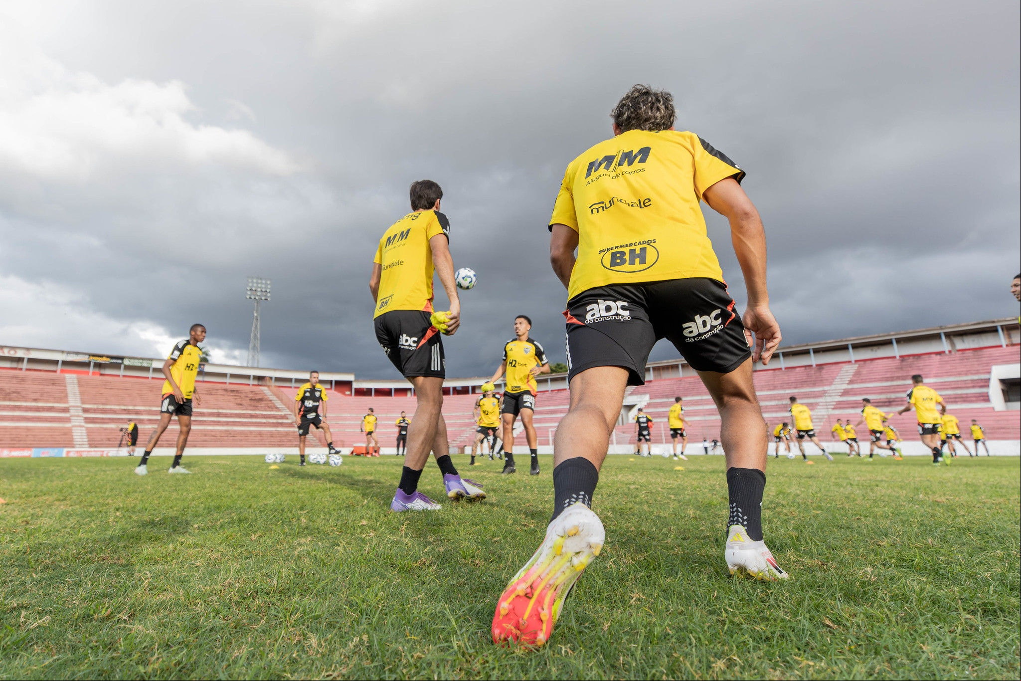 Jogadores do Atlético participam de atividade de aquecimento com bola