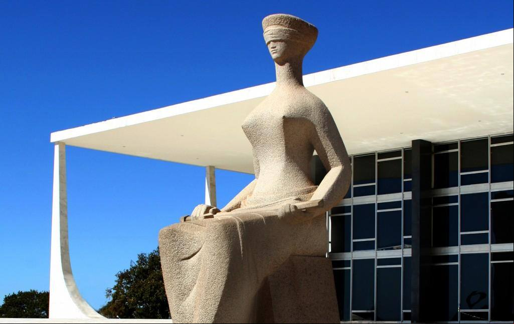 STF A estátua "A Justiça" em frente ao prédio do Supremo Tribunal Federal, localizado na praça dos Três Poderes, em Brasília
