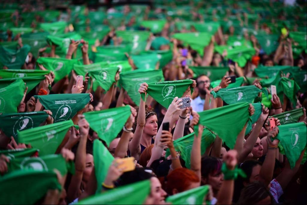 Milhares de mulheres seguram lenços verdes exigindo a descriminalização do aborto na Argentina