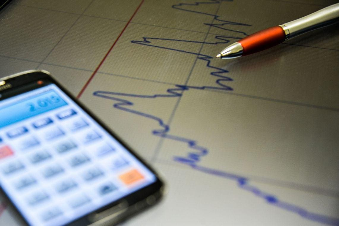 Copom Mesmo com a Selic em dois dígitos, a inflação, que persiste alta, segundo estimativas do relatório Focus, continuará acima da meta ao longo de 2025