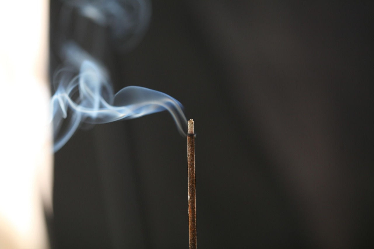 Incensos figuram entre as formas mais utilizadas para afastar energias negativas e atrair pensamentos positivos