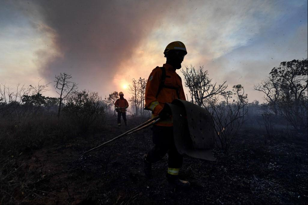 Bombeiros combatem incêndio no Parque Nacional de Brasília, que começou no domingo e seguia fora de controle nesta terça-feira (17)
