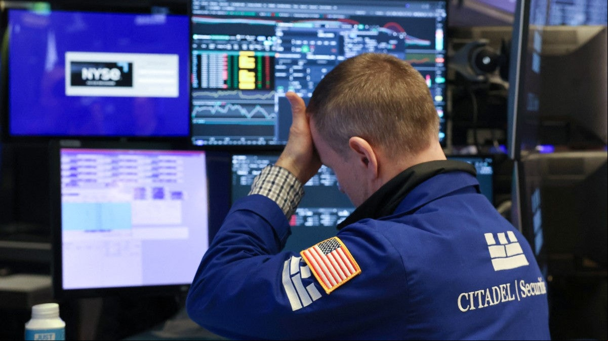 Operador da bolsa de Nova York em meio à queda das ações na segunda 7 de abril (Photo by TIMOTHY A. CLARY  AFP)