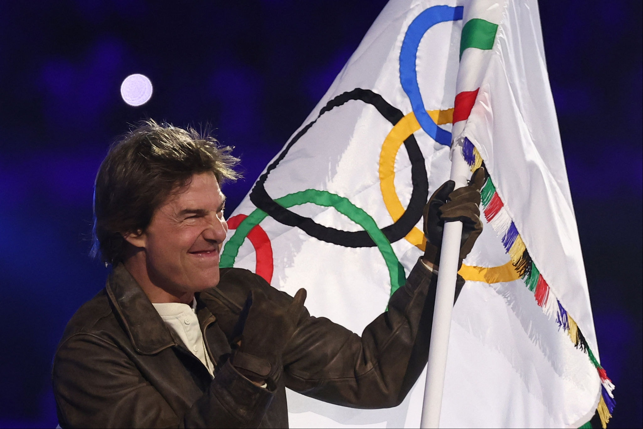 Tom Cruise participou da cerimônia de encerramento dos Jogos Olímpicos de Paris 2024 ao som do tema da franquia Missão Impossível 