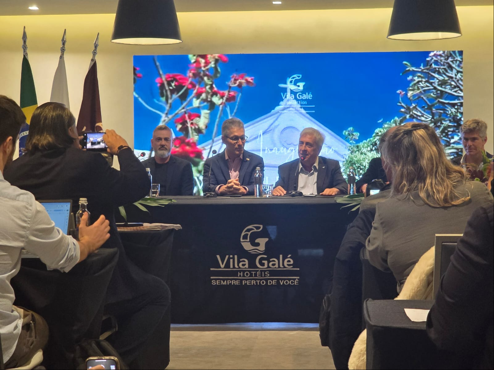 Na coletiva de imprensa, o secretário Leônidas Oliveira, o governador Romeu Zema e o CEO e fundador do Vila Galé, Jorge Rebelo de Almeida