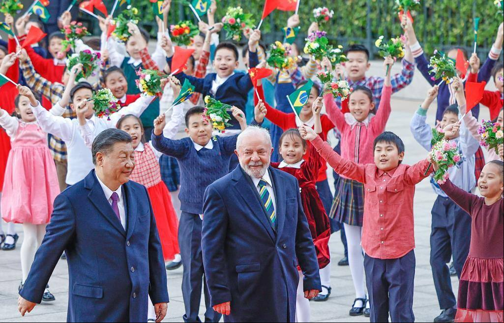 O presidente da China, Xi Jinping, recebe Lula a céu aberto, na praça em frente ao Grande Palácio do Povo, ao lado da Praça da Paz Celestial, em Pequim