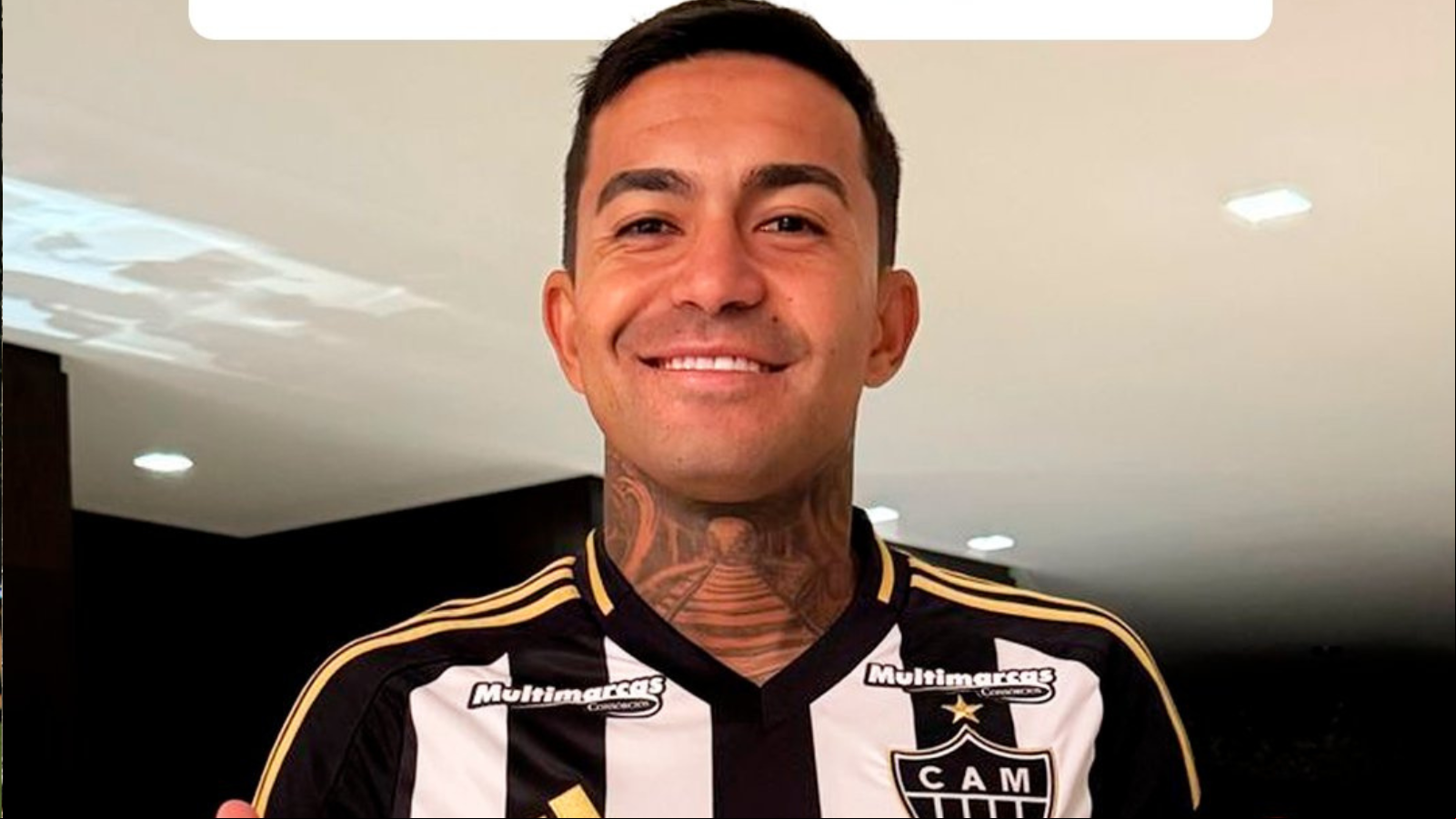 Dudu com a camisa do Atlético