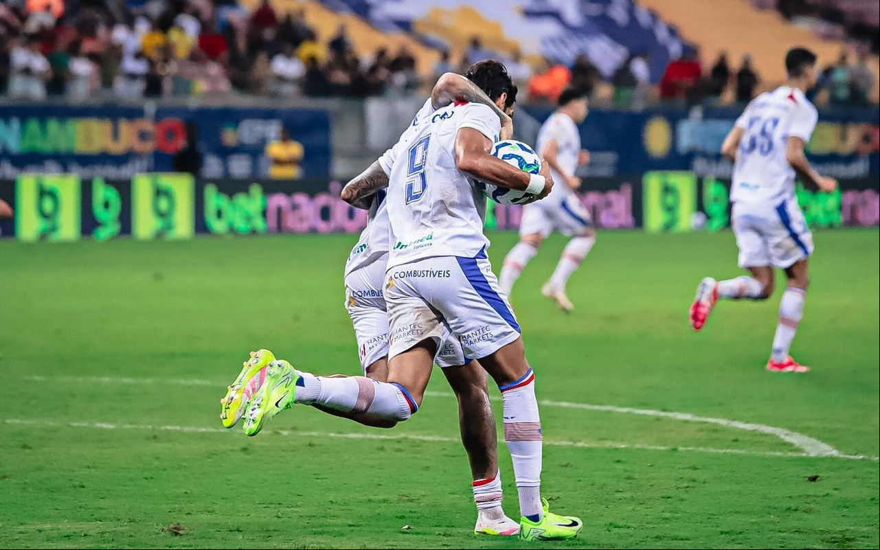 Lucero e Deyverson na partida entre Retrô e Fortaleza, pela Copa do Brasil de 2025 (Foto: Matheus Amorim/Fortaleza EC)