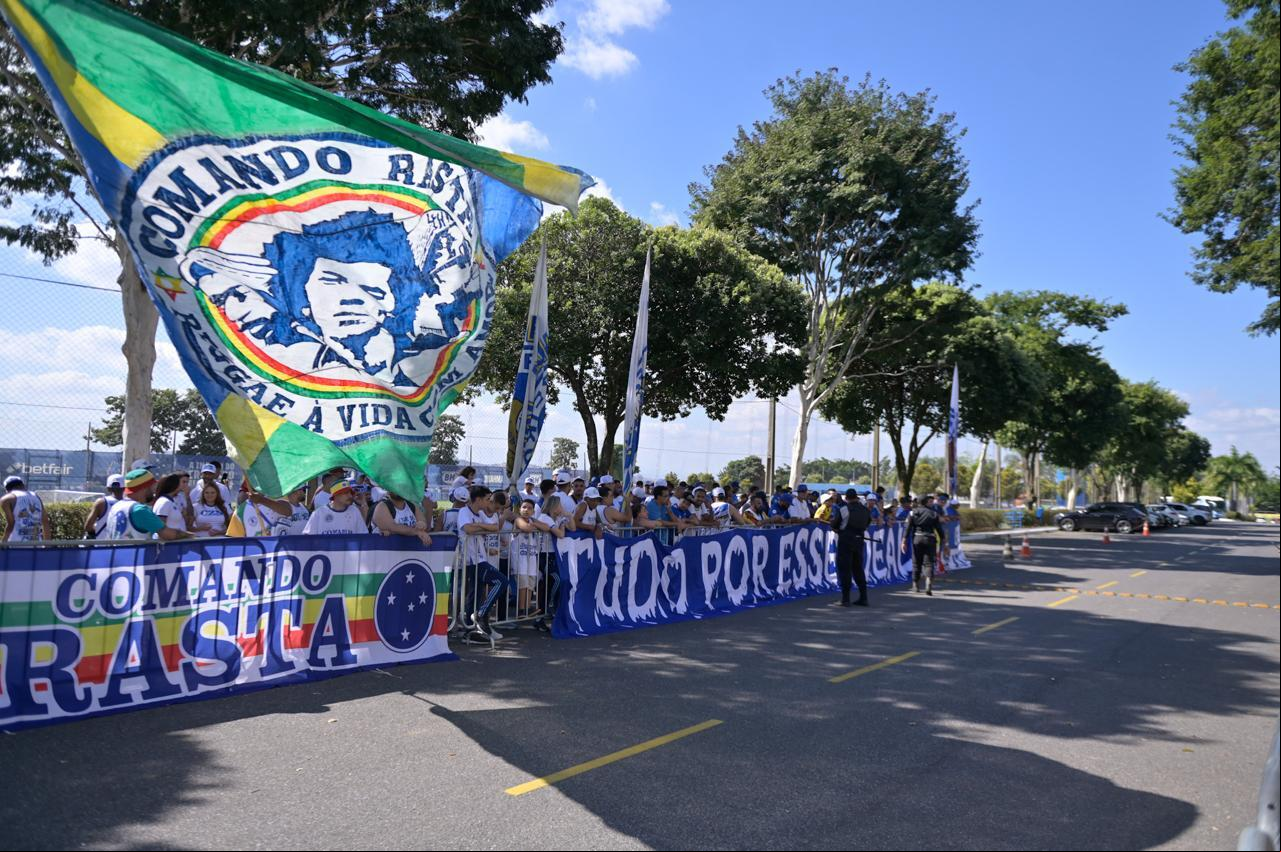 Torcida dentro da Toca Nova gestão da SAF Cruzeiro abriu as portas da Toca da Raposa para que torcida pudesse recepcionar o goleiro Cássio