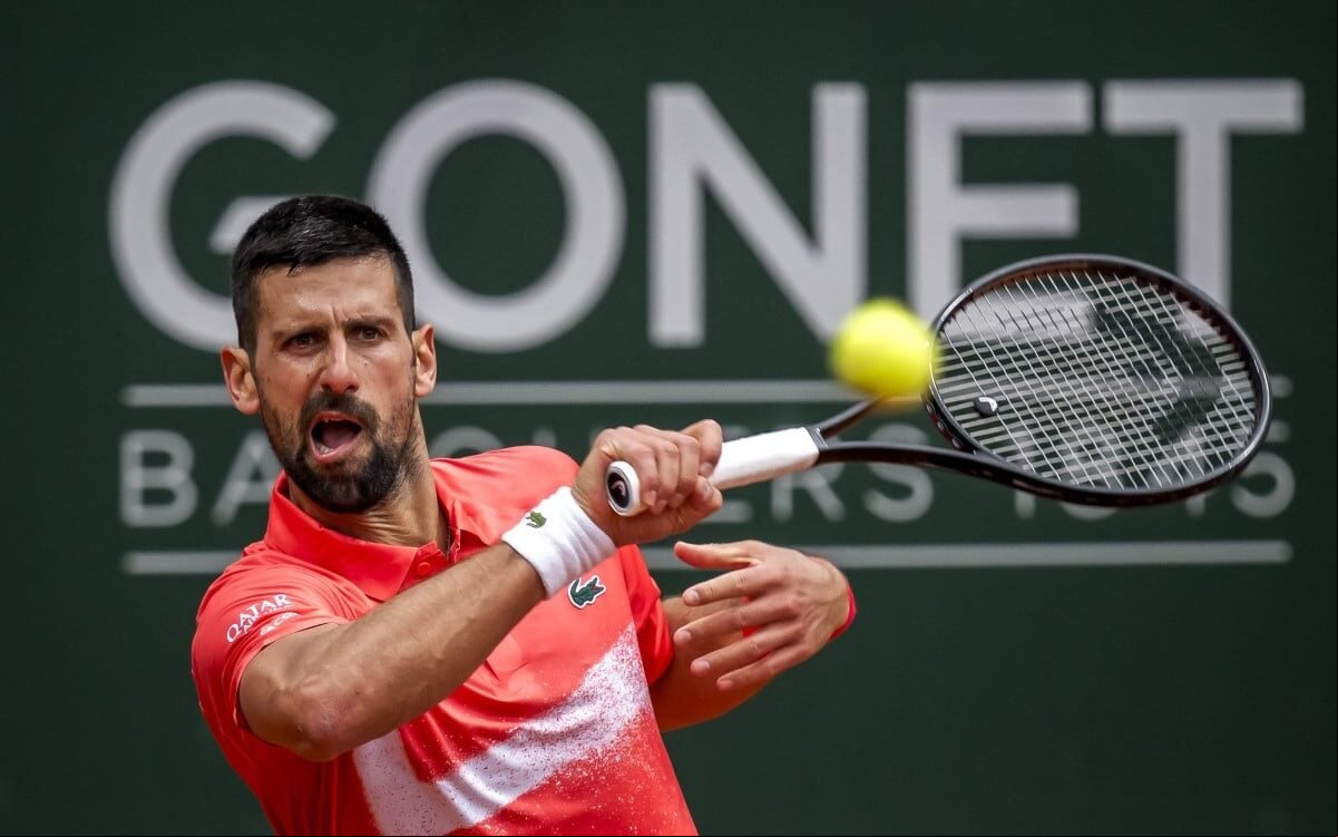 O sérvio Novak Djokovic em ação em Genebra (Foto: FABRICE COFFRINI / AFP)