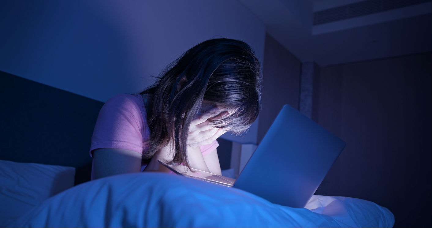 Meninas, chantageadas de diversas formas, que acabam vítimas de estupros virtuais, jogos de automutilação, entre outras violências
