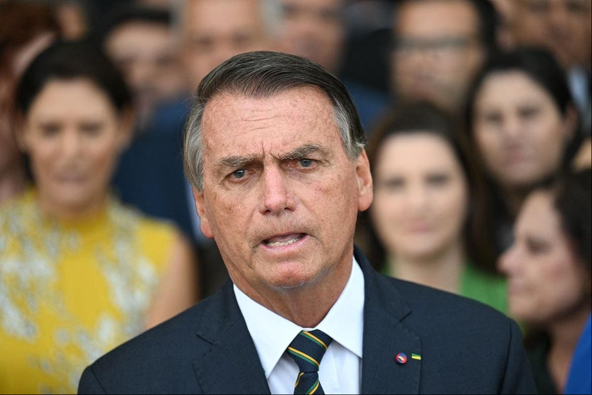 Jair Bolsonaro chega nesta quinta, será recebido pela PF na pista de pouso e não poderá usar saguão principal Jair Bolsonaro chega nesta quinta, será recebido pela PF na pista de pouso e não poderá usar saguão principal