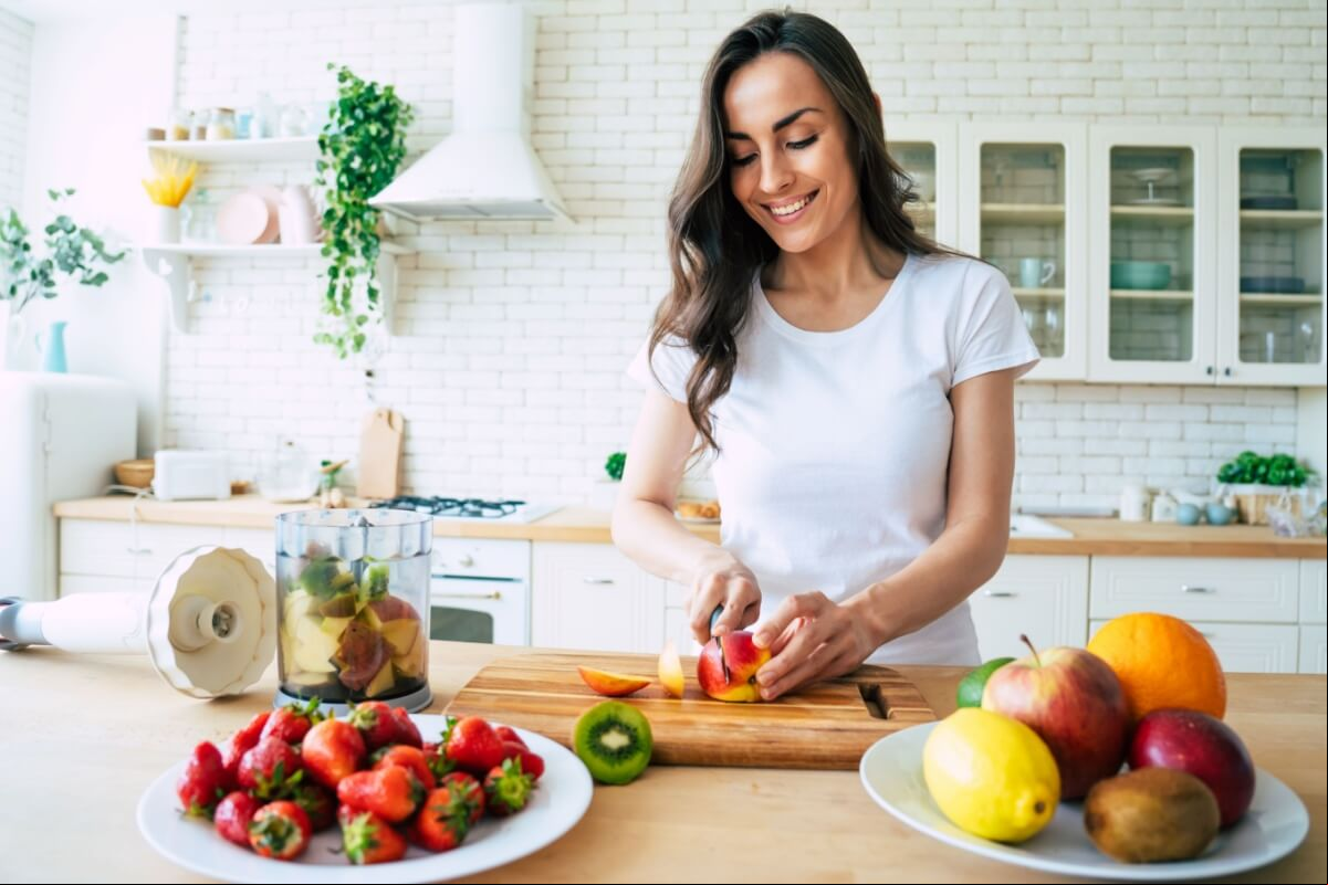 Uma alimentação rica em nutrientes ajuda a evitar a queda de cabelo