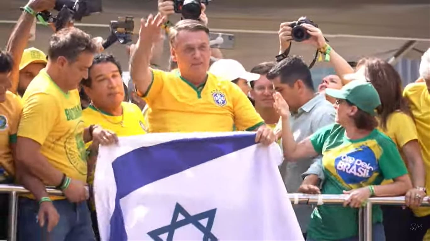 Jair Bolsonaro abre bandeir de Israel em ato na avenida Paulista