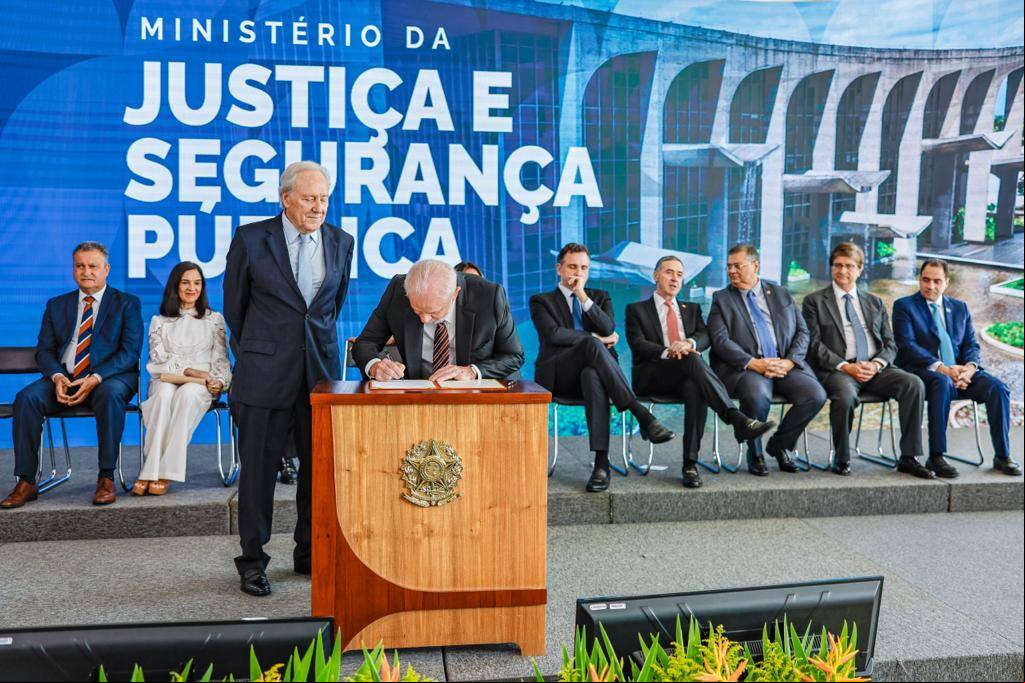 Presidente Lula assina o termo de posse de Ricardo Lewandowski como novo ministro da Justiça e Segurança Pública