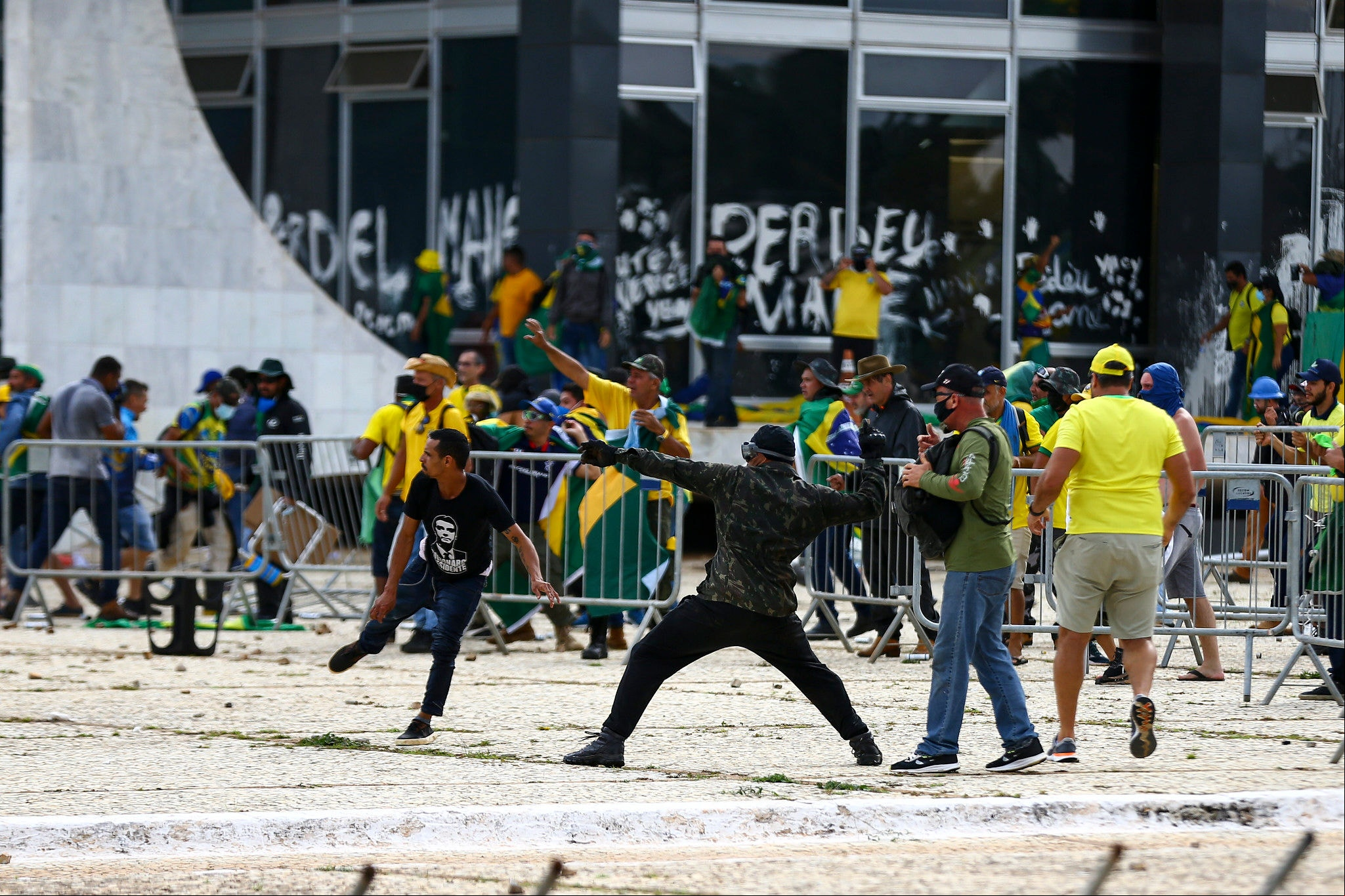 Alguns argumentam que a tentativa de golpe militar no final do governo Bolsonaro fracassou porque lhe faltou apoio externo