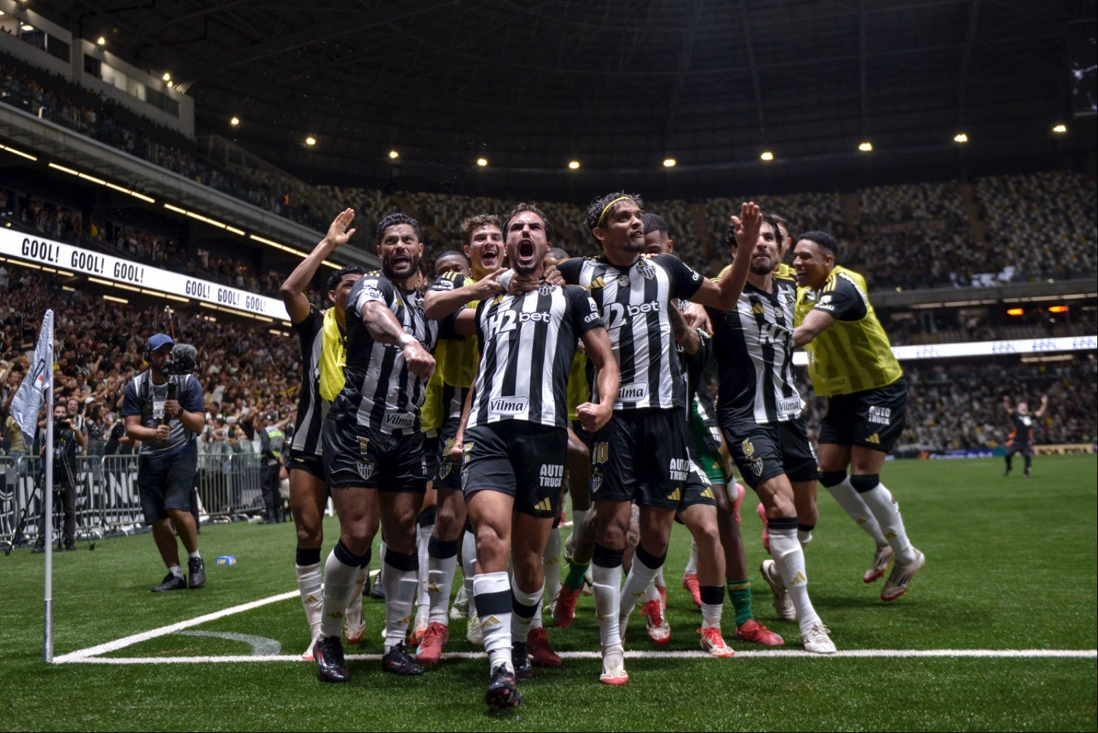 Elenco atleticano comemoram o terceiro e gol da vitória do Galo contra o Fluminense pelo Brasileirão na reabertura da Arena MRV no domingo (11/5)