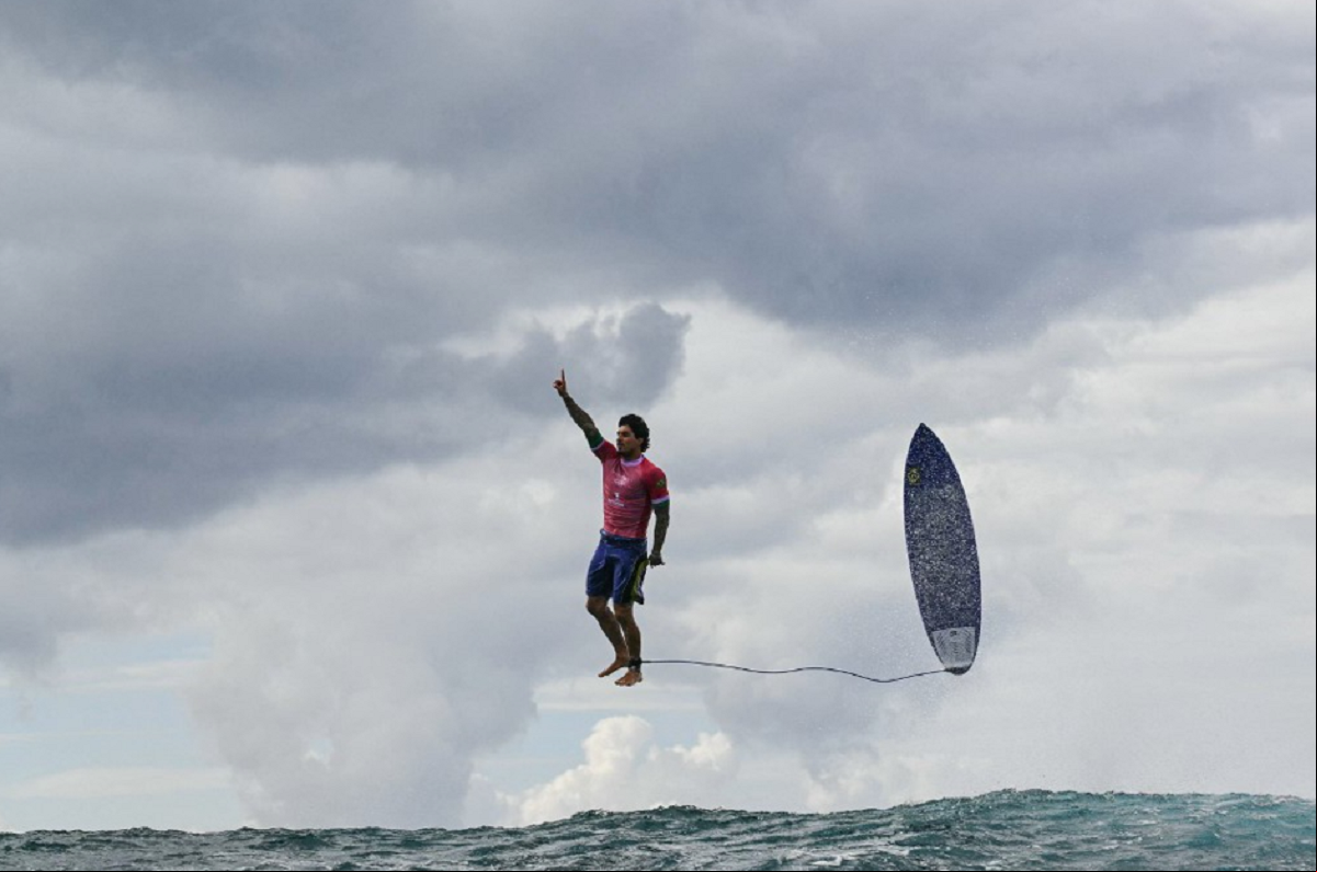 O surfista brasileiro Gabriel Medina foi clicado "voando" ao encarar uma onda em Teahupo'o, Taiti, durante as oitavas de final dos Jogos Olímpicos. A imagem é do fotógrafo Jerome Brouillet e foi feita no dia 29 de agosto. 