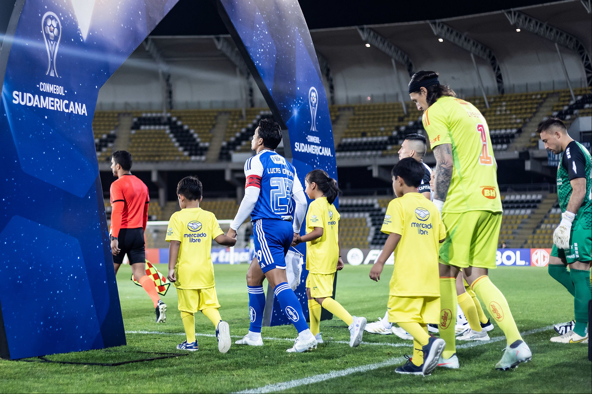 Jogadores do Cruzeiro entram em campo para a partida contra o Palestino, do Chile, pela Sul-Americana
