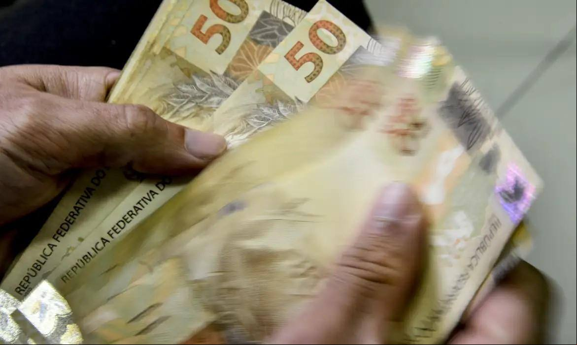 Dinheiro notas de real Em média, as famílias brasileiras deviam R$ 1500 em março de 2025