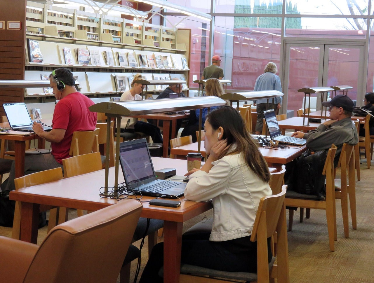 Estudando em uma biblioteca