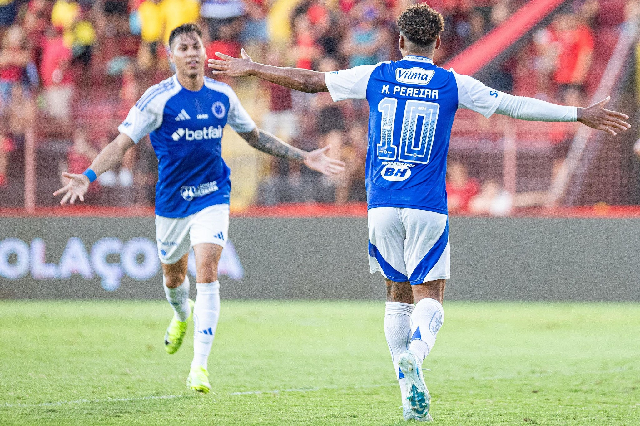 Matheus Pereira comemora gol com o companheiro Kaio Jorge