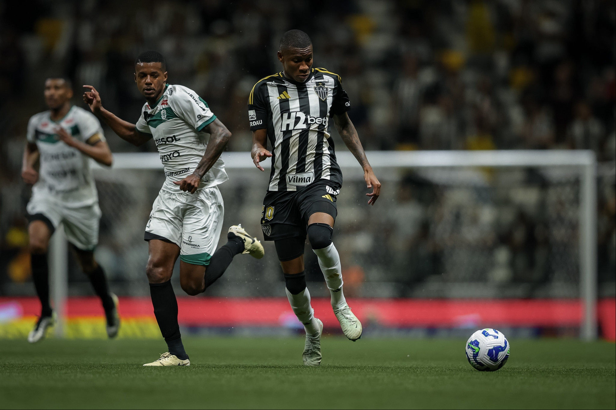 Patrick em ação diante do Maringá; ele marcou um dos gols na goleada de 4x0 na Arena MRV