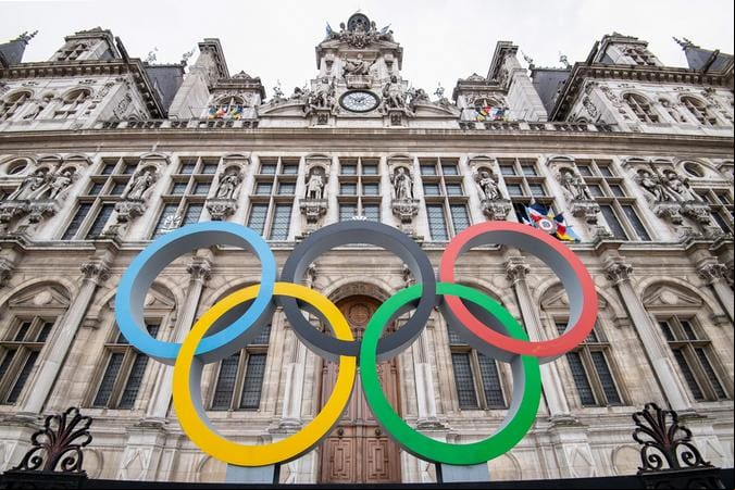 Olimpíadas Paris 2024 Arcos Olímpicos instalados em frente à prefeitura de Paris