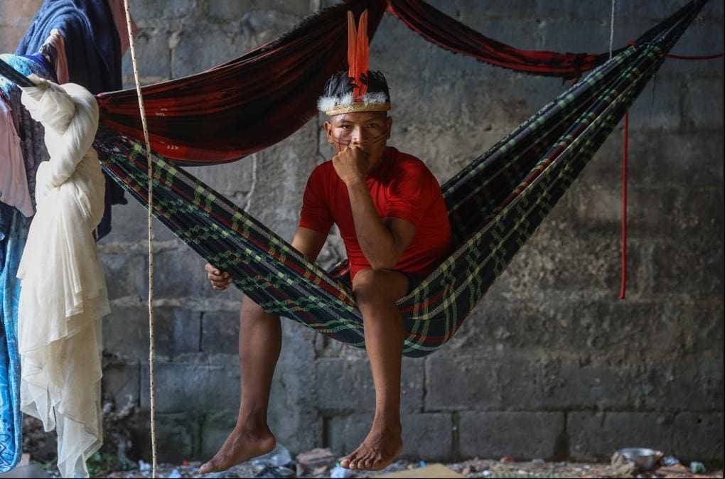 Especial Yanomami Indígena Yanomami Matheus Sanöma, vítima da crise humanitária, deixou a aldeia para levar sua família para Boa Vista, onde encontrou uma casa para se abrigar. Êxodo forçado de indígenas se ampliou com a expansão do garimpo ilegal em Roraima
