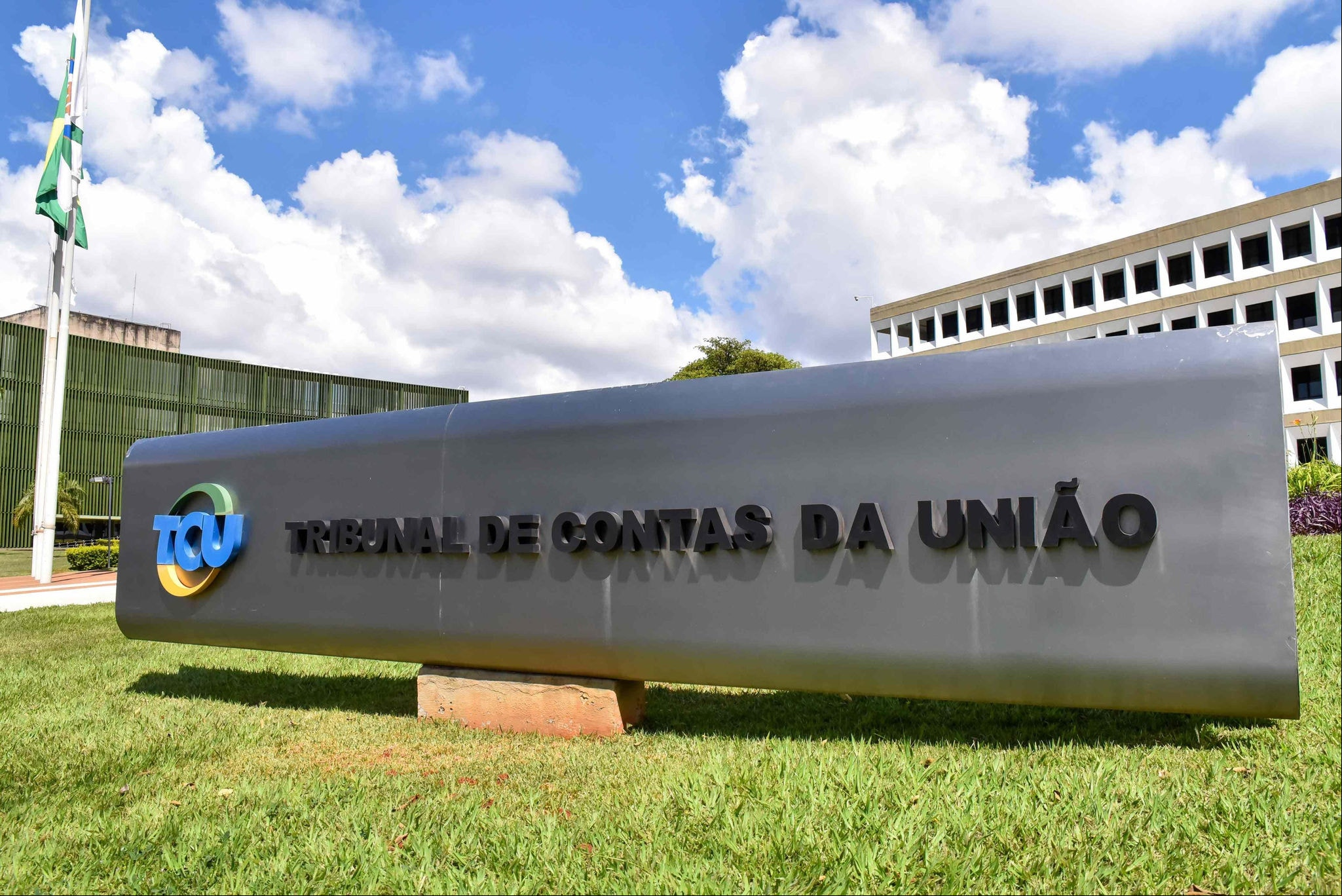 A Corte entendeu que manter em segredo as informações relacionadas a esses deslocamentos é preciso por motivos de segurança TCU autorizou retomada de licitação da Secom suspensa por violação de sigilo