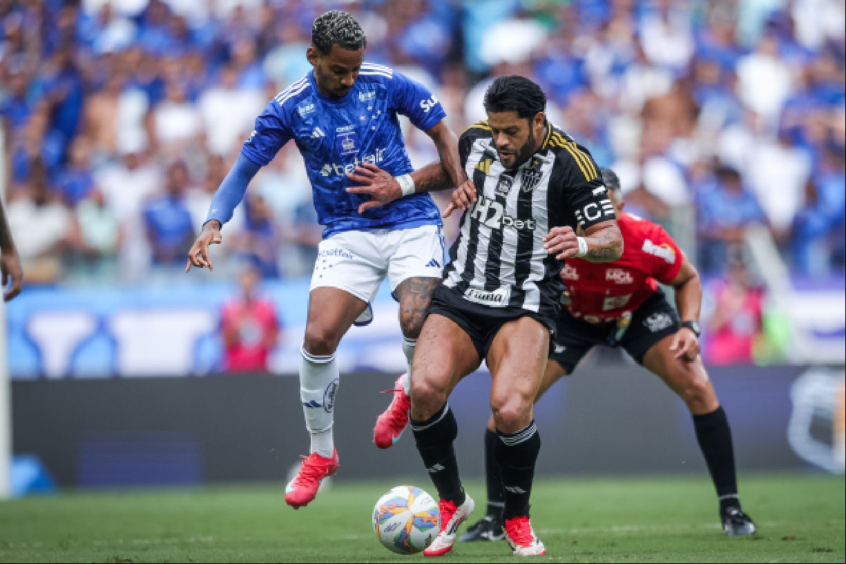 Matheus Pereira e Hulk em disputa de bola no clássico